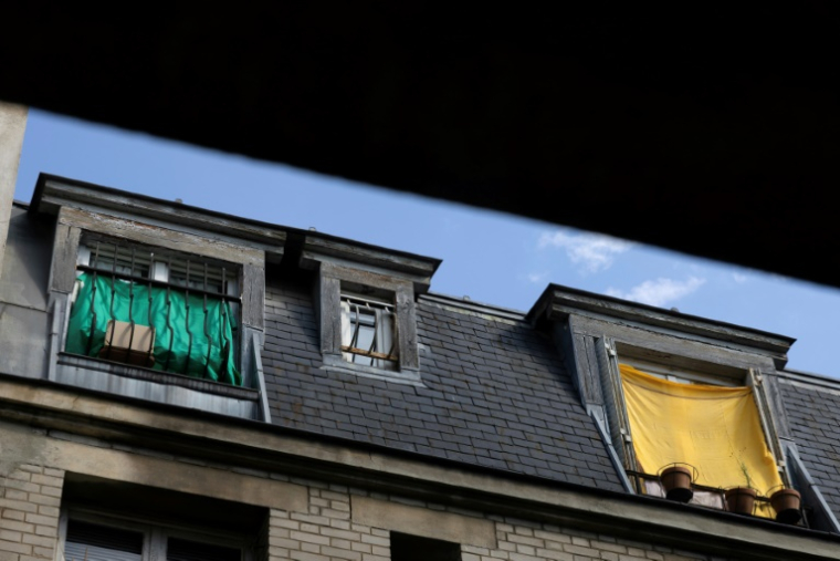 Tissus suspendus à des fenêtres pour protéger les habitants de la chaleur, le 26 juin 2026 à Paris ( AFP / JOEL SAGET )