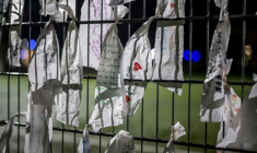 Des messages sont accrochés à la clôture du stade de football de Lutry en Suisse, le 8 janvier 2026, en mémoire des victimes de l'incendie mortel du réveillon du Nouvel An à Crans-Montana ( AFP / Fabrice COFFRINI )