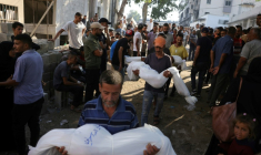Des Palestiniens transportent des corps de personnes tuées dans des frappes israéliennes, à l'hôpital Al-Chifa de la ville de Gaza, le 23 juillet 2025 ( AFP / BASHAR TALEB )