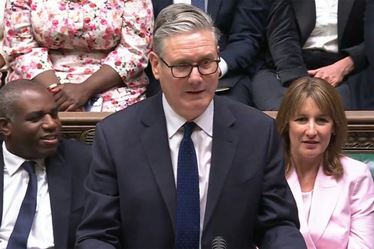 Image tirée d'un enregistrement diffusé par l'Unité d'enregistrement parlementaire britannique (PRU) montrant le Premier ministre britannique, Keir Starmer, prenant la parole lors d'un débat sur le discours du roi, le 13 mai 2026 à Londres ( PRU / - )