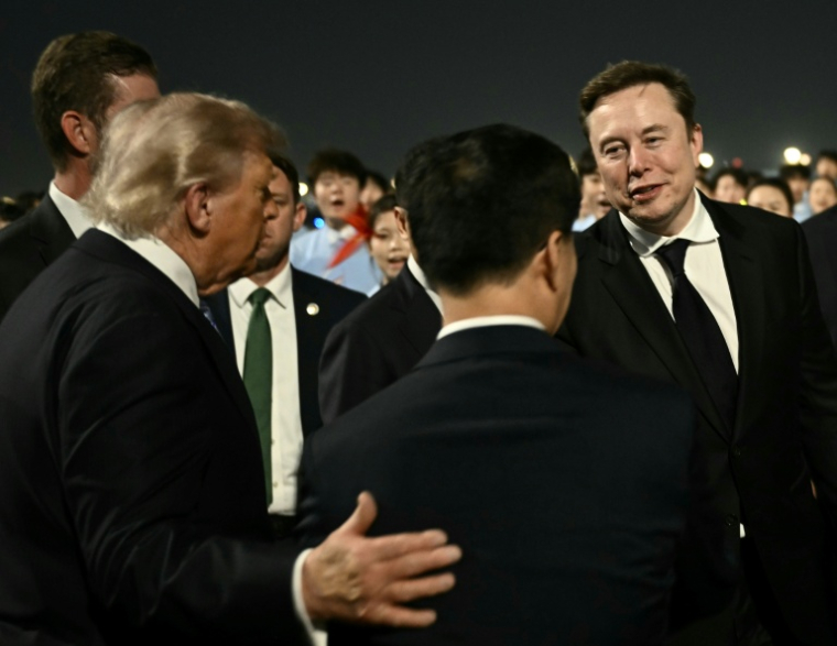 Le président américain Donald Trump (au centre) présente Elon Musk (à droite), PDG de SpaceX, Twitter et du constructeur de voitures électriques Tesla, au vice-président chinois Han Zheng à l'aéroport international de Pékin, le 13 mai 2026 ( AFP / Brendan SMIALOWSKI )