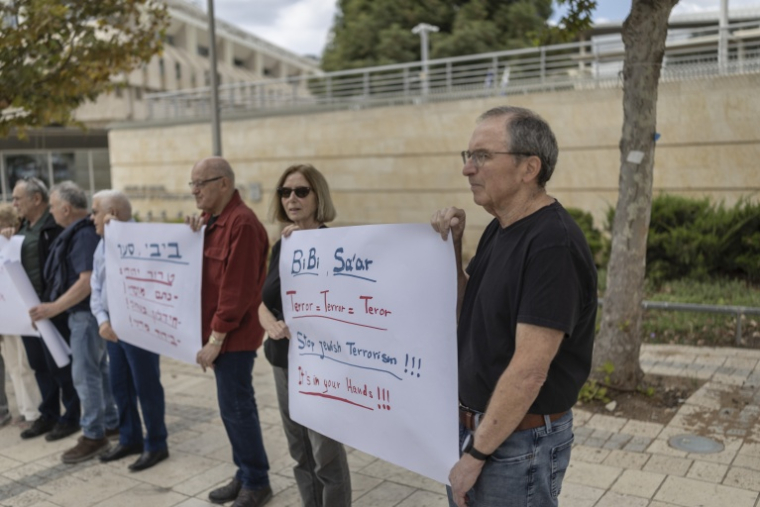D'anciens ambassadeurs et employés du ministère des Affaires étrangères israéliens manifestent contre la violence des colons en Cisjordanie devant le ministère à Jérusalem, le 18 octobre 2026 ( AFP / Ilia YEFIMOVICH )
