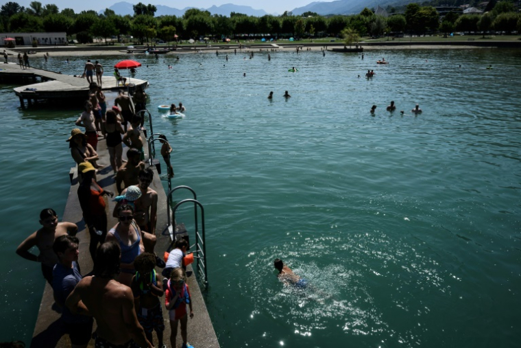 Des baigneurs dans le lac du Bourget, en Savoie, le 8 août 2025 ( AFP / JEAN-PHILIPPE KSIAZEK )