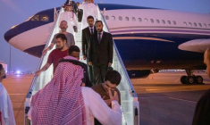 Dix prisonniers de guerre arrivent de Russie à l'aéroport international King Khalid, à Riyad, en Arabie saoudite