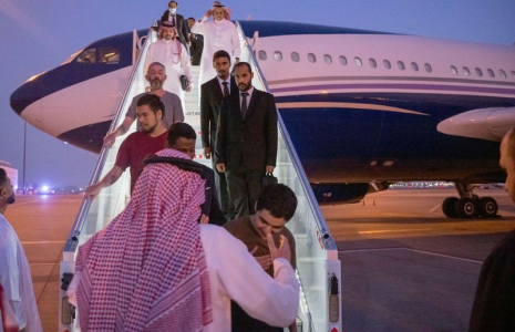 Dix prisonniers de guerre arrivent de Russie à l'aéroport international King Khalid, à Riyad, en Arabie saoudite