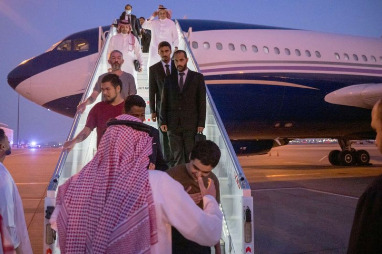 Dix prisonniers de guerre arrivent de Russie à l'aéroport international King Khalid, à Riyad, en Arabie saoudite