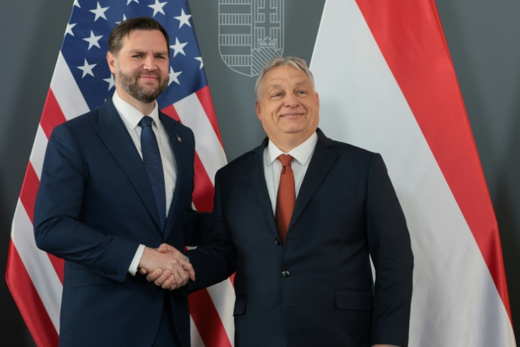 Le vice-président américain JD Vance (g) et le Premier ministre hongrois Viktor Orban lors d'une rencontre à Budapest, le 7 avril 2026 en Hongrie ( POOL / Jonathan Ernst )