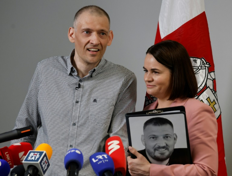 La responsable de l'opposition bélarusse en exil Svetlana Tikhanovskaïa, avec son époux Sergueï Tikhanovski, lors d'une conférence de presse à Vilnius, le 22 juin 2025 ( AFP / Petras Malukas )