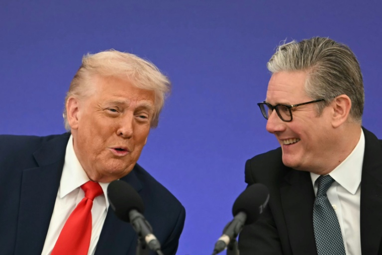 Le président américain Donald Trump et le Premier ministre britannique Keir Starmer lors de la signature de l'accord de coopération technologique à Chequers, en Angleterre, lors de la visite d'Etat de Trump le 18 septembre 2025 ( AFP / ANDREW CABALLERO-REYNOLDS )