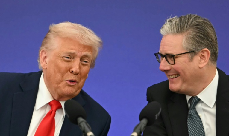 Le président américain Donald Trump et le Premier ministre britannique Keir Starmer lors de la signature de l'accord de coopération technologique à Chequers, en Angleterre, lors de la visite d'Etat de Trump le 18 septembre 2025 ( AFP / ANDREW CABALLERO-REYNOLDS )