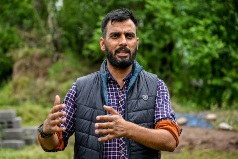 Fiaz Diwan, un proche de la famille des jumeaux Zian Khan et Urwa Fatim tués par un obus pakistanais, lors d'un entretien avec l'AFP le 9 mai 2025 à Poonch, dans le nord-ouest de l'Inde ( AFP / Punit PARANJPE )