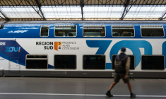 A la gare de Marseille-Saint-Charles, un train à deux étages opérant sur la ligne Marseille-Nice du réseau régional ZOU, exploité par la société privée Transdev, le 4 mars 2026. ( AFP / Elodie CLEMENT )