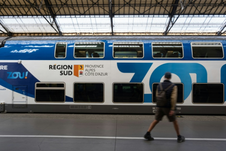 A la gare de Marseille-Saint-Charles, un train à deux étages opérant sur la ligne Marseille-Nice du réseau régional ZOU, exploité par la société privée Transdev, le 4 mars 2026. ( AFP / Elodie CLEMENT )