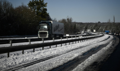 Un camion roule sur l'autoroute A10 après des chutes de neige, le 6 janvier 2026 à Saint-Léger en Charente-Maritime ( AFP / Philippe LOPEZ )