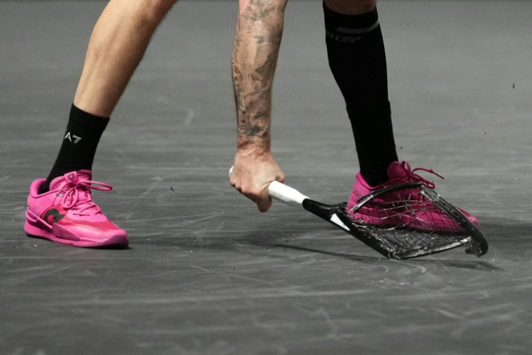 Le Kazakhstanais Alexander Bublik fracasse sa raquette lors de la demi-finale du Masters 1000 de Paris contre le Canadien Félix Auger-Aliassime, le 1er novembre 2025 ( AFP / Dimitar DILKOFF )