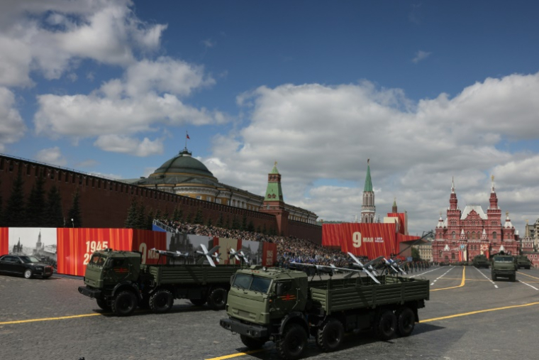 Des camions militaires russes transportant des véhicules aériens de combat sans pilote (UCAV) roulent sur la Place Rouge pendant le défilé militaire du Jour de la Victoire à Moscou, le 9 mai 2025 ( AFP / STRINGER )