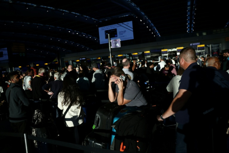 Une foule de passagers dans le terminal 5 de l'aéroport de Londres-Heathrow pendant l'incident technique ayant entraîné des centaines d'annulations de vols, le 8 septembre 2026 ( AFP / Henry NICHOLLS )