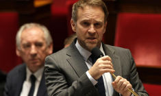 Marc Ferracci, ministre chargé de l'Industrie et de l'Énergie (à droite), prononce un discours devant le Premier ministre français François Bayrou (à gauche) lors d'une séance de questions au gouvernement à l'Assemblée nationale, à Paris le 11 février 2025. ( AFP / THIBAUD MORITZ )