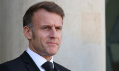 Emmanuel Macron, sur le perron de l'Elysée le 30 octobre 2025 à Paris ( AFP / Ludovic MARIN )