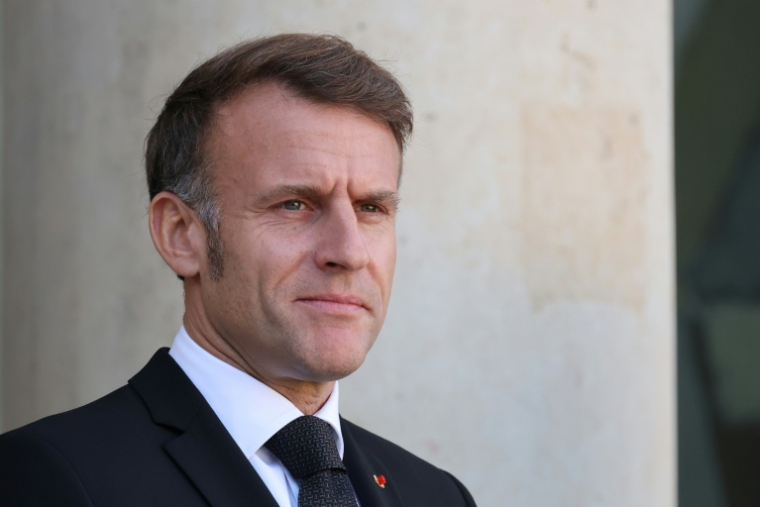Emmanuel Macron, sur le perron de l'Elysée le 30 octobre 2025 à Paris ( AFP / Ludovic MARIN )