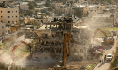 Des bulldozers démolissent un bâtiment dans le quartier de Silwan, le 22 décembre 2025 à Jérusalem-Est ( AFP / AHMAD GHARABLI )