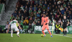 Victorieux à Elche, le Barça garde le Real à distance