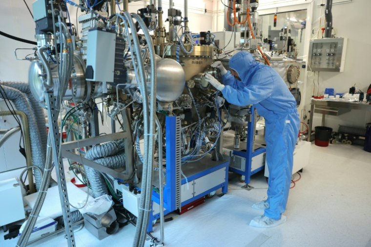 Un chercheur travaille dans un laboratoire de recherche III-V Lab de Nokia-Thales-CEA Leti, à Palaiseau, au sud de Paris, le 16 octobre 2024 ( AFP / Thomas SAMSON )