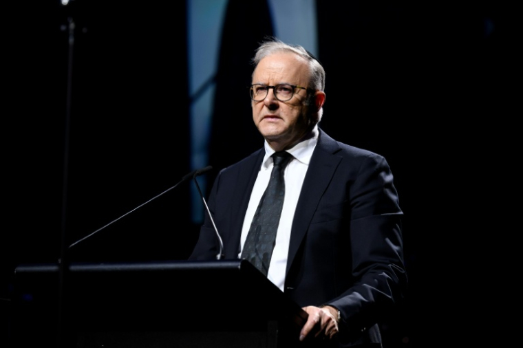 Le Premier ministre australien Anthony Albanese s'exprime lors d'une cérémonie à l'Opéra de Sydney, le 22 janvier 2026, dans le cadre de la journée nationale pour les victimes de l'attaque antisémite en décembre sur la plage de Bondi ( AFP / Steven Markham )