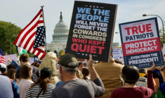 Des manifestants participant à un défilé "No kings" ("Pas de rois") contre Donald Trump, dans la capitale américaine Washington le 18 octobre 2025 ( AFP / Amid FARAHI )