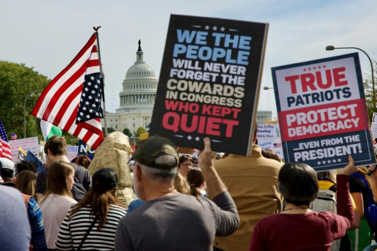 Des manifestants participant à un défilé "No kings" ("Pas de rois") contre Donald Trump, dans la capitale américaine Washington le 18 octobre 2025 ( AFP / Amid FARAHI )
