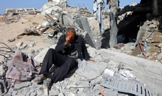 Un homme est assis au milieu des décombres du commissariat du quartier de Cheikh Radwan dans la ville de Gaza, après une frappe aérienne israélienne, le 31 janvier 2026 ( AFP / Omar AL-QATTAA )