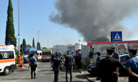 Les pompiers, les policiers et les équipes de secours interviennent sur le site d'une explosion dans une station-service à Rome, le 4 juillet 2025. Au moins dix personnes ont été blessées dans une explosion qui a été entendue dans toute la capitale italienne.  ( AFP / Andreas SOLARO )