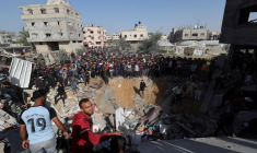 Des Palestiniens se rassemblent et cherchent des victimes sur le site d'une frappe israélienne sur une maison à Rafah