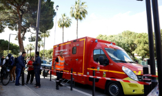 Des services d'urgence et es policiers sur les lieux où deux personnes ont été tuées et trois autres blessées lors d'une fusillade dans le quartier des Moulins à Nice, le 11 mai 2026 ( AFP / Frederic DIDES )