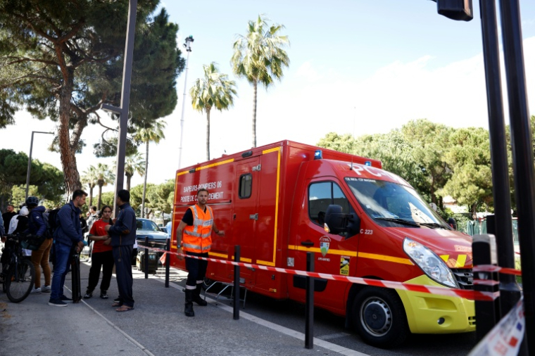 Des services d'urgence et des policiers sur les lieux où deux personnes ont été tuées et trois autres blessées lors d'une fusillade dans le quartier des Moulins à Nice, le 11 mai 2026 ( AFP / Frederic DIDES )