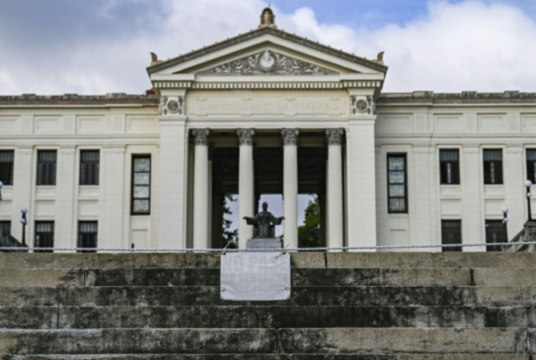 Une pancarte devant l'Université de La Havane où il est écrit "Ne pas entrer" , le 13 mai 2026 ( AFP / YAMIL LAGE )