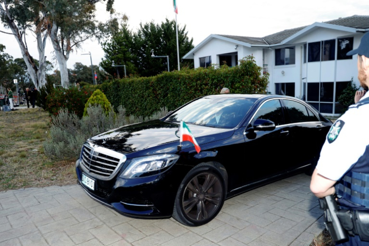 Une voiture sort de l'ambassade d'Iran à Canberra, le 26 août 2025 en Australie ( AFP / Hilary Wardhaugh )