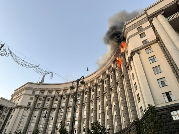 Photo prise et diffusée par le Service d'urgence de l'Etat ukrainien, le 7 septembre 2025, montrant un incendie dans le bâtiment du gouvernement ukrainien à Kiev, après une attaque nocturne de drones et de missiles russes ( ervice d'urgence de l'Etat ukrainien / Handout )