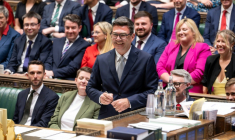 Photo diffusée par le Parlement britannique du nouveau député travailliste de Makerfield, Andy Burnham (c), souriant, après avoir signé le registre à la suite de sa prestation de serment à la Chambre des communes, le 22 mai 2026 à Londres  ( UK PARLIAMENT / - )