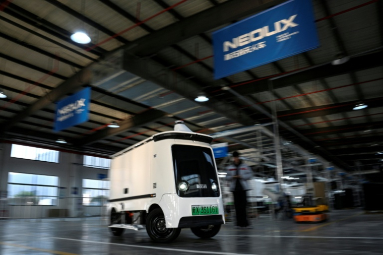Un véhicule autonome dans l'usine Neolix, le 4 décembre 2025 à Yancheng dans la province chinoise du Jiangsu  ( AFP / Jade GAO )