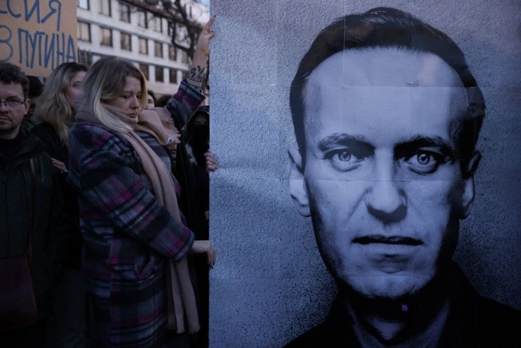 Des gens se rassemblent devant l'ambassade de Russie à Varsovie en Pologne après le décès d'Alexeï Navalny