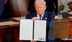 Le président américain Donald Trump tient une copie d'un décret honorant Jocelyn Nungaray lors d'une session conjointe du Congrès, dans la Chambre des représentants du Capitole des États-Unis à Washington