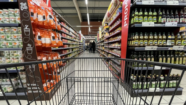 L'inflation et les taux vont continuer à peser sur la croissance mondiale en 2024, selon l'OCDE. ( AFP / DENIS CHARLET )