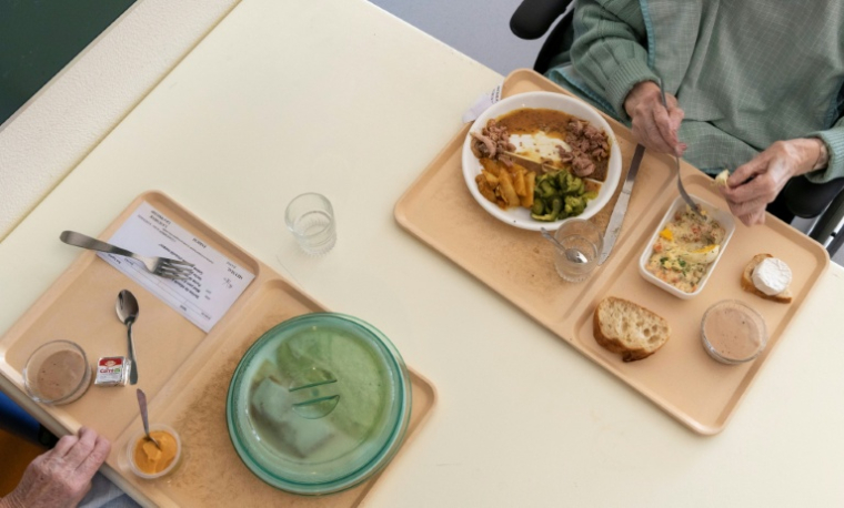Maladie "insidieuse" et sous-diagnostiquée, parfois en raison d'idées fausses, la dénutrition toucherait un million de Français de plus de 65 ans ( AFP / Thierry ZOCCOLAN )