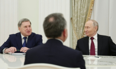 Sur cette photo distribuée par l'agence publique russe Spoutnik, le président russe Vladimir Poutine et le conseiller diplomatique du Kremlin Iouri Ouchakov lors d'une rencontre avec l'émissaire américain Steve Witkoff, le 2 décembre 2025 à Moscou  ( POOL / Alexander KAZAKOV )