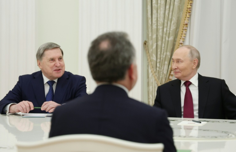 Sur cette photo distribuée par l'agence publique russe Spoutnik, le président russe Vladimir Poutine et le conseiller diplomatique du Kremlin Iouri Ouchakov lors d'une rencontre avec l'émissaire américain Steve Witkoff, le 2 décembre 2025 à Moscou  ( POOL / Alexander KAZAKOV )
