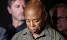 Le maire de New York, Eric Adams, lors de sa visite à Bogota