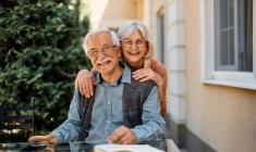 La pension de réversion correspond au versement d’une part de la pension de retraite d’un assuré décédé en faveur de son conjoint survivant, même si le couple est divorcé.