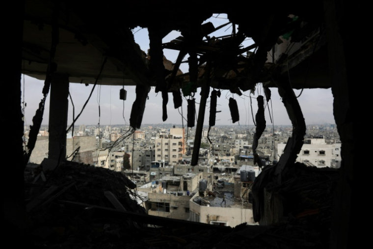 Vue de la ville de Gaza d'un appartement dans un immeuble de la ville frappé par un bombardement israélien, le 24 avril 2025 ( AFP / Omar AL-QATTAA )