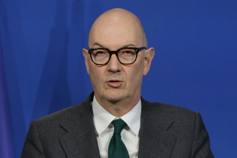 Le ministre français de l'Économie, des Finances et de l'Industrie, Roland Lescure, prononce un discours lors de la présentation d'un plan de soutien des secteurs économiques les plus touchés par la crise énergétique, au ministère de l'Économie, Paris, le 27 mars 2026 ( AFP / Ludovic MARIN )